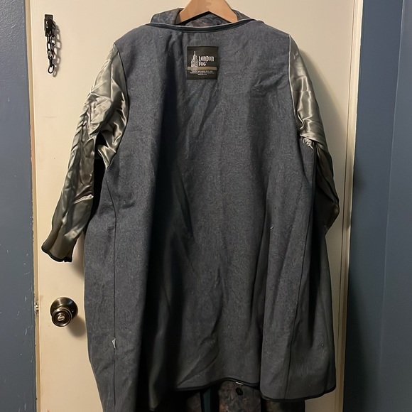 Beautiful Vintage London fog Woman’s gray floral Coat! - Picture 3 of 6